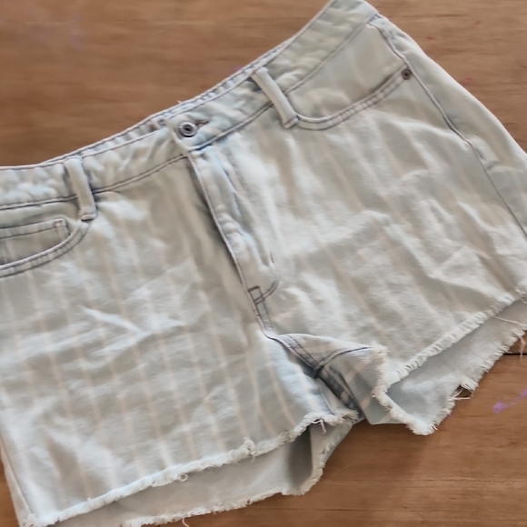 Arizona Light Wash Stripe Denim Jean Shorts Size 13 - Picture 1 of 4